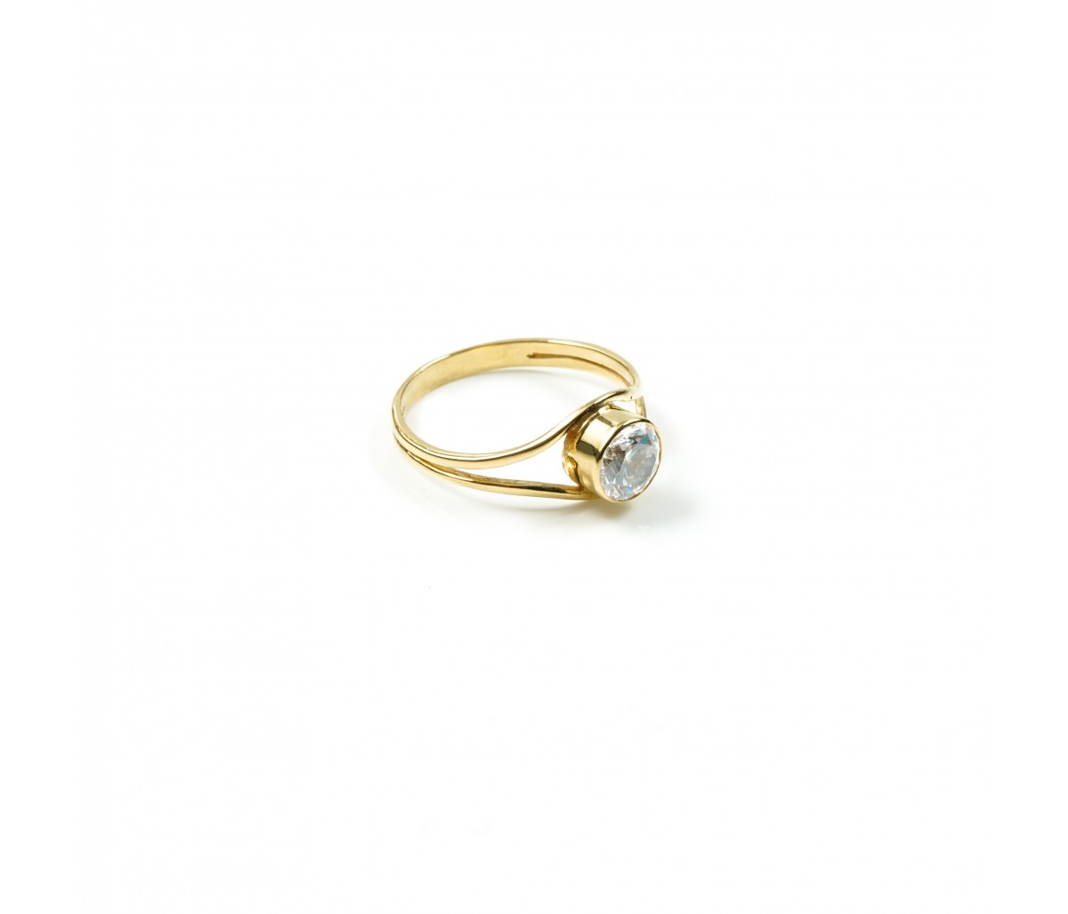 19k gold ring with white zircon