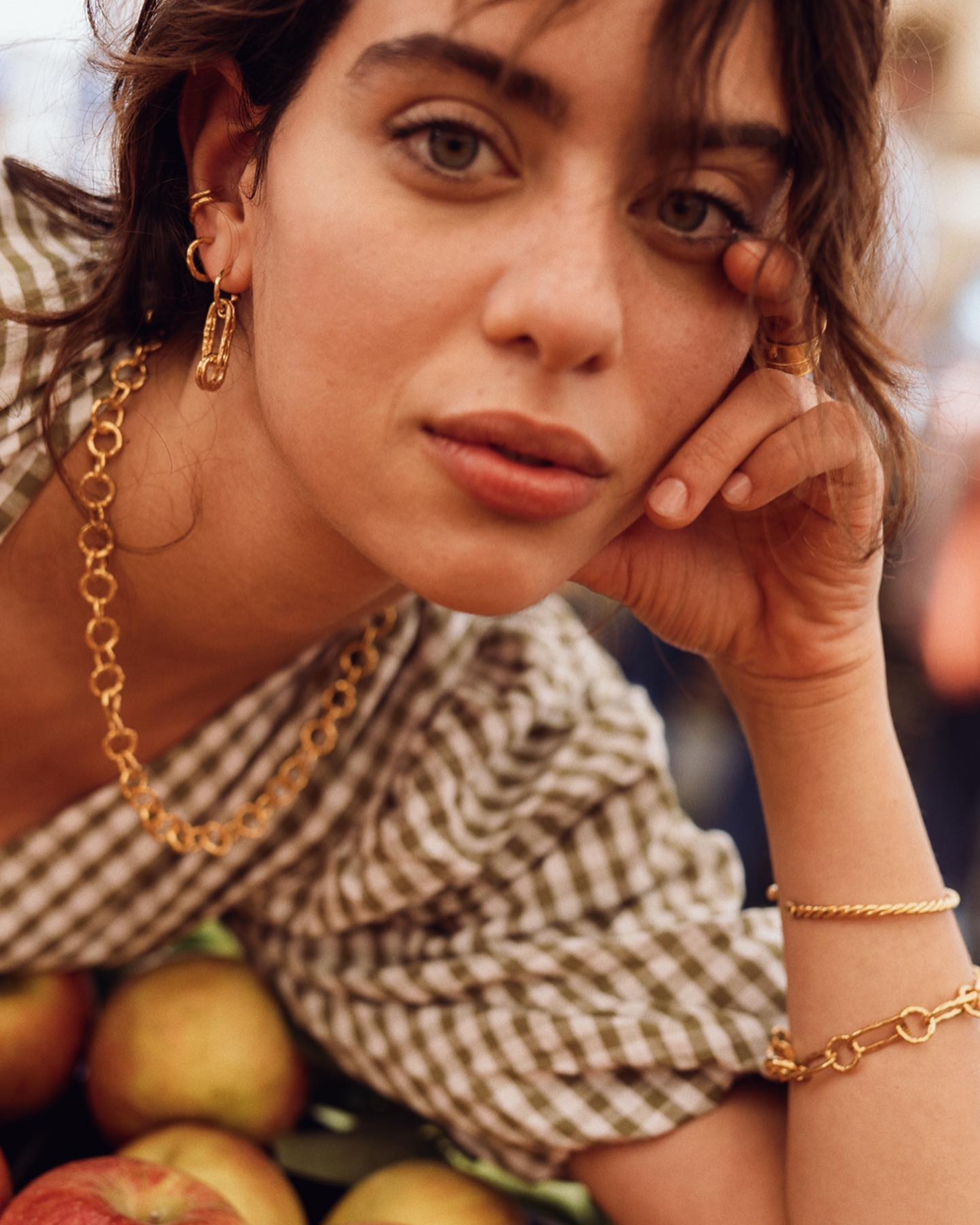 IT’S ONLINE 💥💥💥 DROP I : MURANO & VENISE 

Un soleil chaud qui pique sur la peau, le frémissement de la sauce tomate qui mijote, les doigts collants de la gelato al limone, la douce odeur du citron fraîchement coupé, le tout bercé par les voix chantantes d’un dîner de famille à l’italienne. Ce sont ces doux souvenirs d’enfance, alliés à notre amour pour les Pasta de la Nonna, ainsi qu’à notre passion du bijou qui ont donné naissance à cette collection composée de grosses mailles martelées et de médaillons à superposer : Ciao Signorina 🇮🇹💃🏽

Découvrez le drop I de ce voyage itinérant aux coins de l’Italie, en commençant par Murano et Venise 🎭 

Last but not least (et cadeau si vous êtes restés jusqu’ici 😂) pour les 15 premières commandes en ligne de la collection Ciao Signorina, un tote bag avec des petites surprises italiennes sera offert 🌞 On vous laisse la surprise, mais on peut déjà vous dire que vous allez vous régaler avec le pesto @aldentelasalsa 😋

#handmadejewelry #ciao #italy #murano #venise